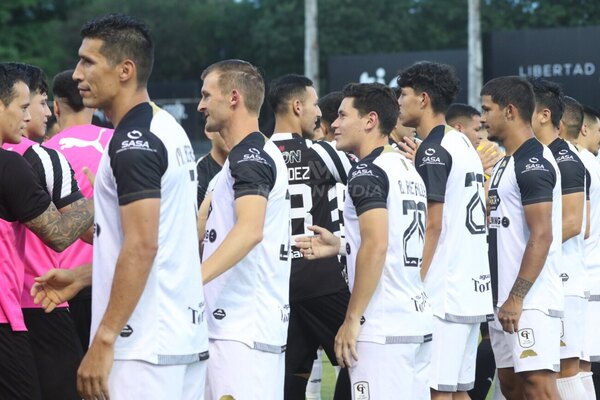 Versus / Tacuary reconoce a Libertad con el "pasillo de los campeones"