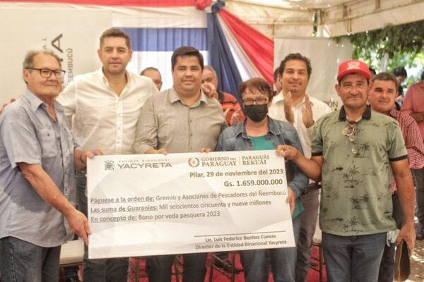 Pescadores de Ñeembucú recibieron bono de la EBY por veda pesquera