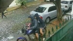 Motochorros asaltan a una mujer al salir de su trabajo en Asunción