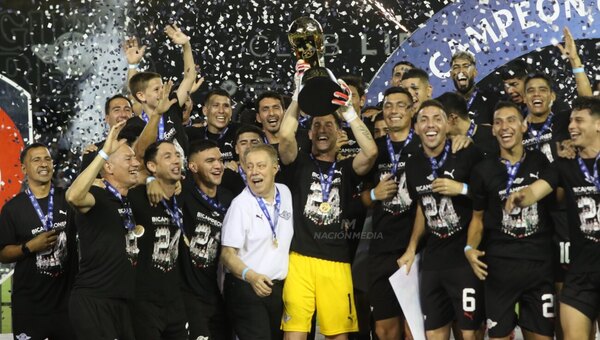 Versus / La fiesta del campeón: ¡Libertad recibió la copa de coronación en casa!