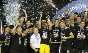 (GALERIA). ¡Libertad festeja el bicampeonato y fue coronado en su propia casa!