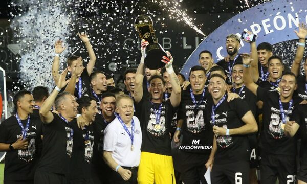 (GALERIA). ¡Libertad festeja el bicampeonato y fue coronado en su propia casa!