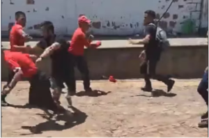 (VIDEO). Vendedores ambulantes y guardias de seguridá se trompean en el Abasto