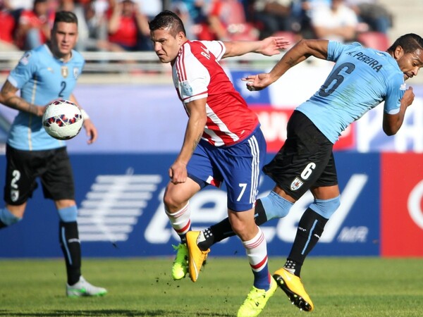 Uruguay recibe a Paraguay en el Estadio Centenario de Montevideo.