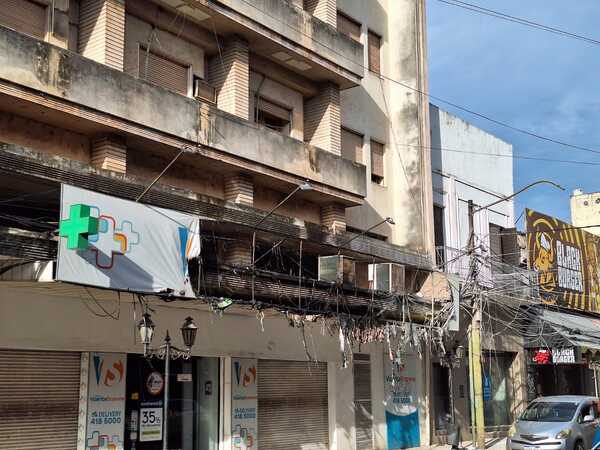 Cartelería de farmacia ardió en llamas | 1000 Noticias