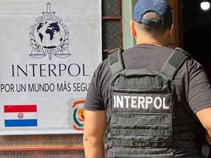 Allanan Interpol y detienen a tres policías