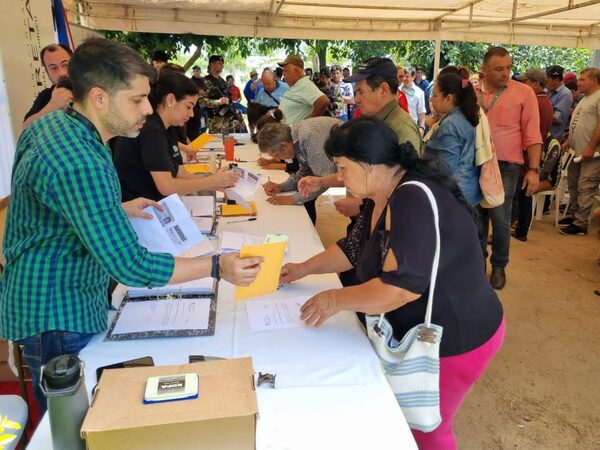 En Ñeembucú, Yacyretá entregó bonos a los pescadores afectados por la veda