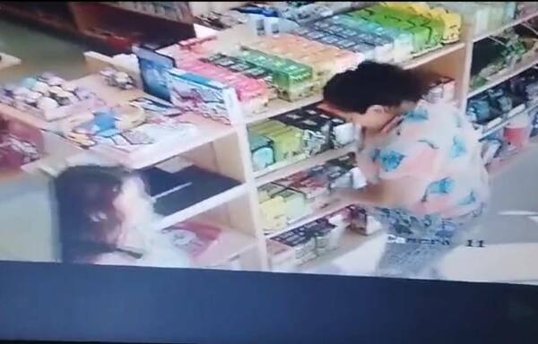 [VIDEO] Paraguayitas ¡en acción!: filmaron a dos yiyis "secuestrando" rubias en un surtidor