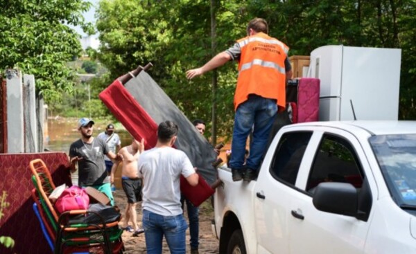 Unas 1.000 familias vuelven a sus casas tras descenso del río Paraná
