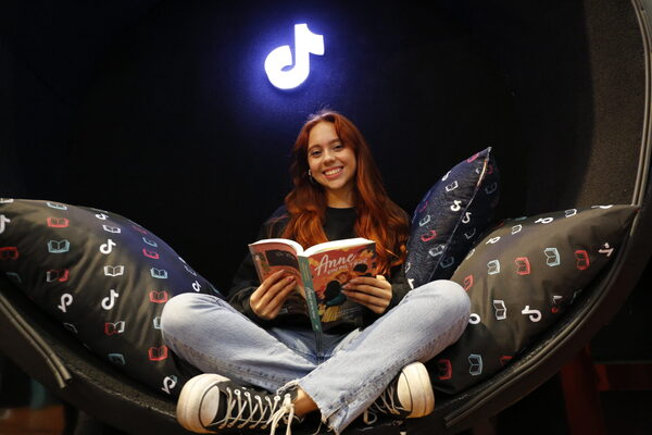 Los 'Booktokers' de TikTok: las nuevas formas de promover la lectura en la FIL de México - MarketData