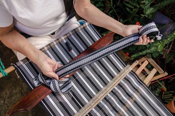 Paraguay hopes to achieve the urgent safeguarding of the Poncho Para'i from 60 stripes with the help of UNESCO - .::Agencia IP::.