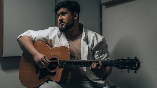 "Miles de lunas después", cantante nacional lanzó sus canciones