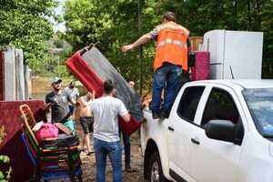 Familias damnificadas en Alto Paraná regresan a sus hogares tras descenso del Paraná - .::Agencia IP::.