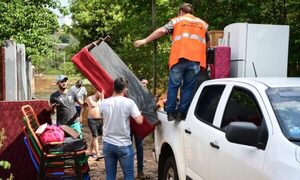 Familias damnificadas en Alto Paraná regresan a sus hogares tras descenso del Paraná