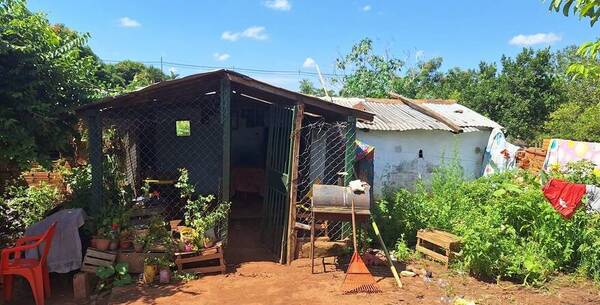 Viven en esta humilde casita: ella vende verduras para solventar gastos de su hijo enfermo