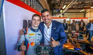 Mandatario visitó al piloto Joshua Duerksen y se reunió con autoridades de la FIA