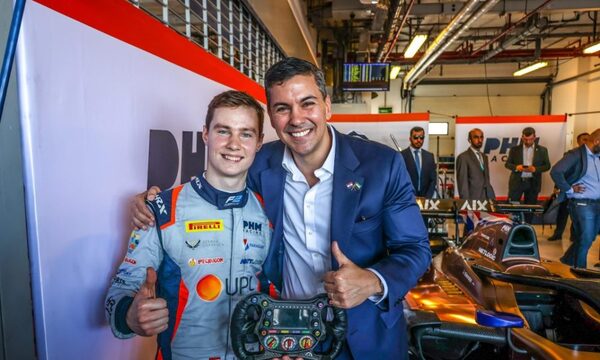 Mandatario visitó al piloto Joshua Duerksen y se reunió con autoridades de la FIA