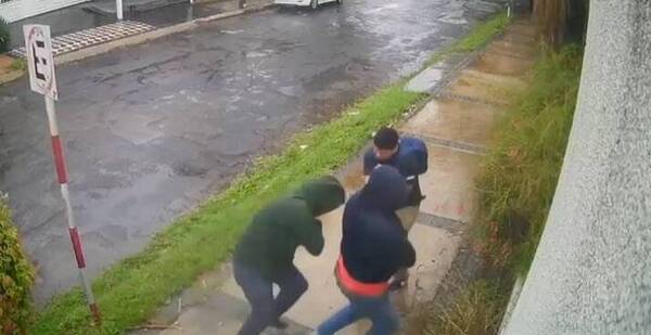 Mediante cámaras pillan que guardia de casa de cambio habría sido "campana"