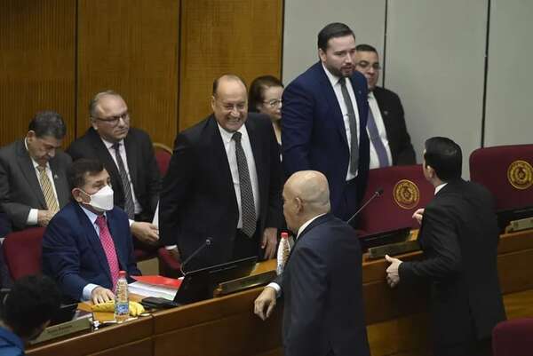 Luz verde a intendentes para hacer contrataciones directas y dejar sin fondos a la DNCP - Política - ABC Color