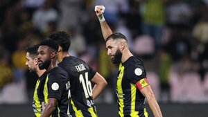Benzema marca, se lesiona y el Al Ittihad vuelve a ganar