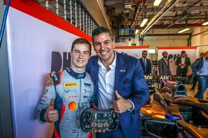 Mandatario visitó al piloto Joshua Duerksen y se reunió con autoridades de la FIA - ADN Digital