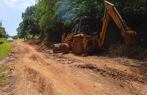 Ante el clamor ciudadano, maquinarias de la Gobernación mejoran tramos rurales de las compañías de San José - Noticiero Paraguay