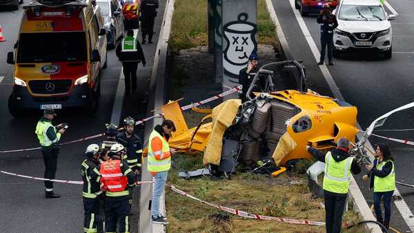 Un helicóptero se estrella en plena calle de Madrid: heridos los dos ocupantes y un conductor - .::Agencia IP::.
