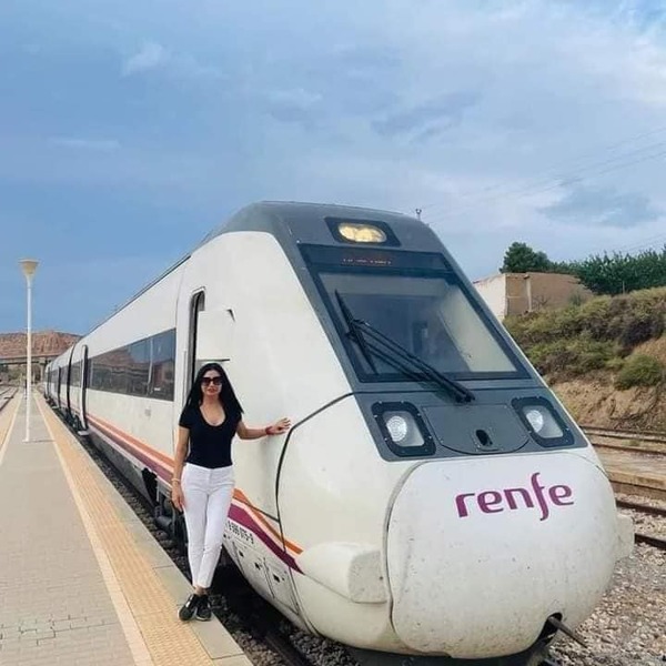 LA PRIMERA PARAGUAYA EN MANEJAR UN TREN EN ESPAÑA - La Voz del Norte