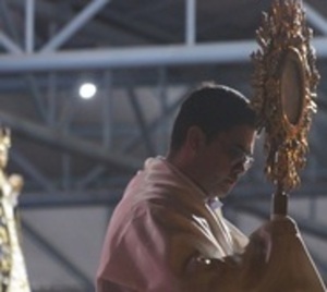 Contemplando a Dios podremos ver injusticias sociales dicen en homilía - Paraguay.com
