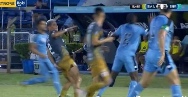 (VIDEO) ¡Pelotero de Resistencia le metió la mano en la cola a colega de Ameliano y fue expulsado!