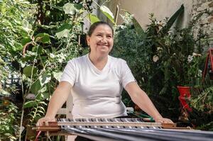 Rosa Segovia: el Poncho Para'i 60 Listas y la vida en un telar - .::Agencia IP::.