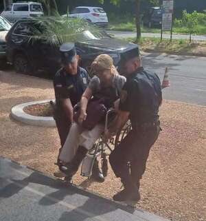 Inhumano: obligan a fiscala a subir escaleras en silla de ruedas - Nacionales - ABC Color
