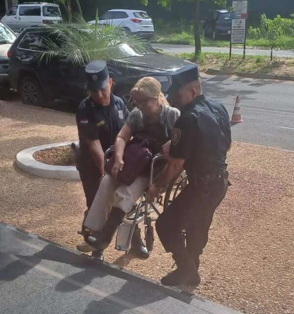 Inhumano: obligan a fiscala a subir escaleras en silla de ruedas - Nacionales - ABC Color