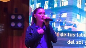 Nadia Ferreira cantó "Contigo en la distancia" de Luis Miguel en un karaoke chuchi