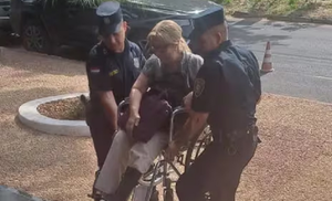 Inhumano: obligan a fiscala a subir escaleras en silla de ruedas - Noticiero Paraguay