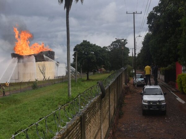 Titular de Petropar resalta la evacuación y los trabajos para contener incendio de tanque