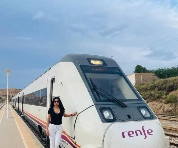 Destacan a la primera paraguaya en manejar un tren en España
