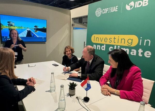 Diario HOY | Histórico: Gobierno firma importante acuerdo para recuperar el lago Ypacaraí