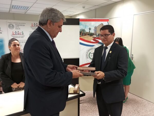 Camaristas, jueces y actuarios fueron reconocidos por Colegio de Abogados de Cordillera