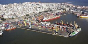 Gremios expresan preocupación por barcazas varadas en Montevideo - ADN Digital