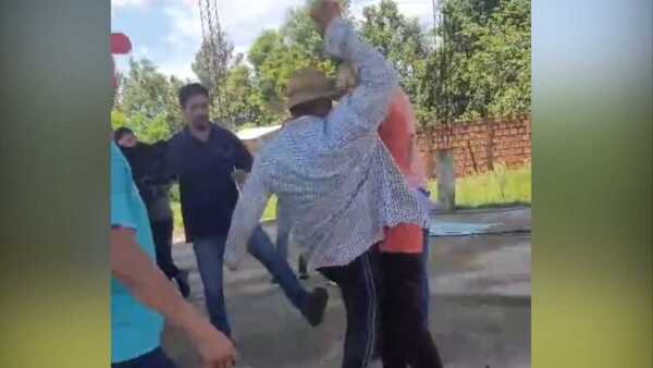 Vecino agrede a intendente de San Joaquin, molesto por distribución de chapas