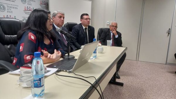 Ministra Llanes disertó sobre Derecho Penal en Caacupé