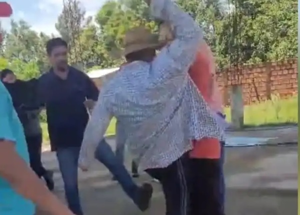 Vecino agrede a intendente de San Joaquin, molesto por distribución de chapas - Noticiero Paraguay