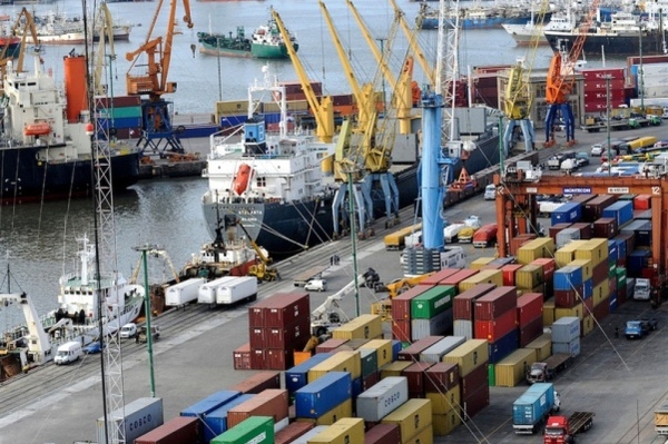 Diario HOY | Advierten sobre millonarias pérdidas económicas por barcazas varadas en Montevideo