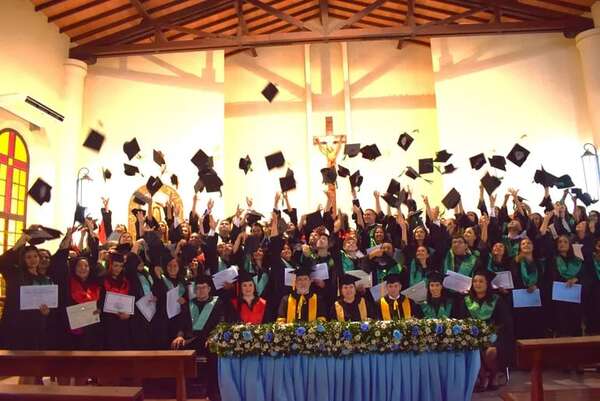 Egresan 76 nuevos profesionales de la UNVES de la sede de Carapeguá - Nacionales - ABC Color