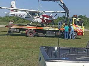 Aterrizaje forzoso en Tacuaras: trasladan la avioneta en una grúa al aeropuerto de Pilar - Policiales - ABC Color