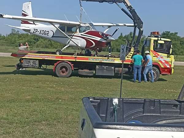 Aterrizaje forzoso en Tacuaras: trasladan la avioneta en una grúa al aeropuerto de Pilar - Policiales - ABC Color