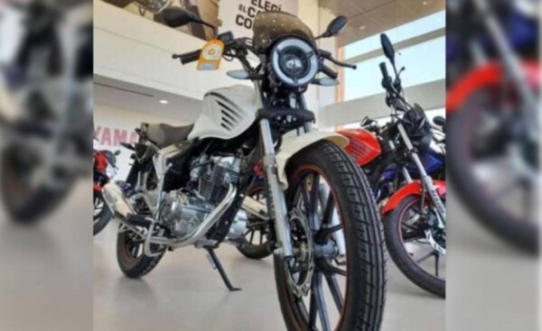 Cuatro asaltantes golpean a joven para robarle su moto