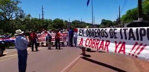 Ex obreros de Itaipú cierran el puente de la amistad para reclamar compensación