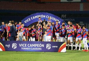 Versus / Cerro Porteño recibió el reconocimiento por el subcampeonato en La Nueva Olla